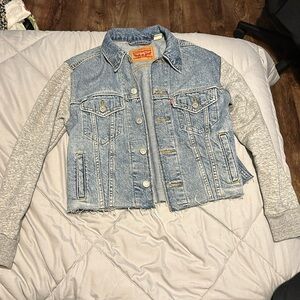 LEVI’s cropped denim jacket